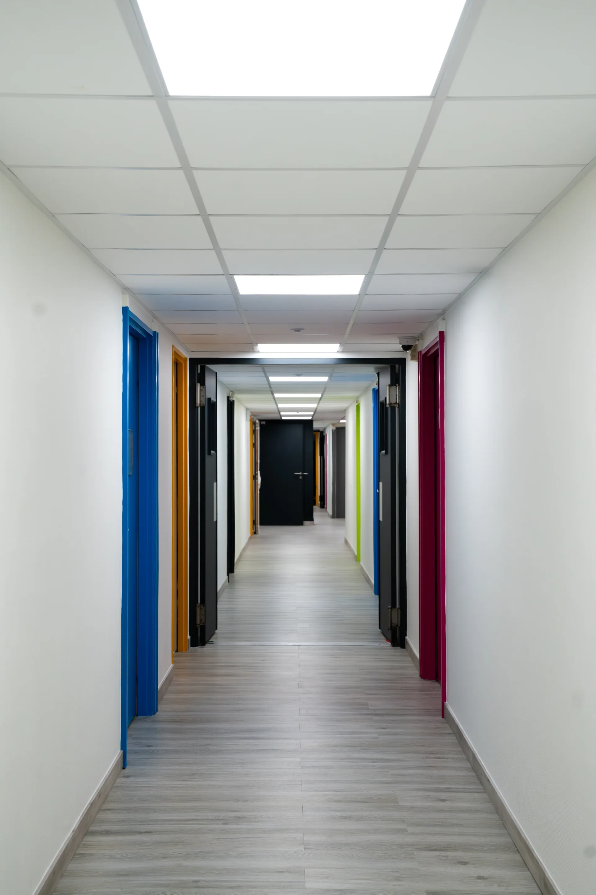 Couloir coloré avec portes Amadeus