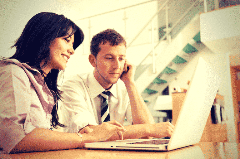 Collaborateurs devant un ordinateur