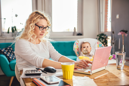 teletravail-home-office-femme-travaillant-à-cote-de-son-bébé