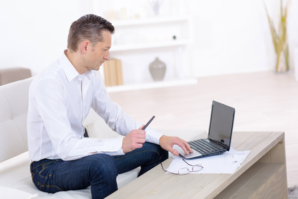 teletravail-homme-devant-son-ordinateur